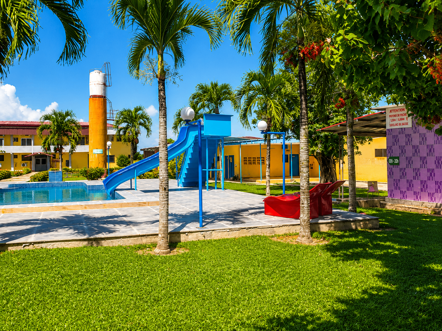 Piscine et palmiers de l'Auberge Akwaba